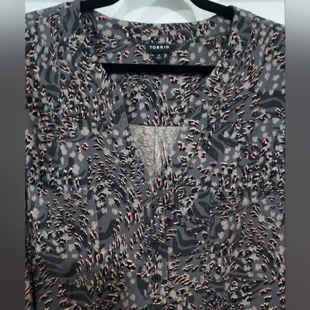 Torrid Animal Grey Harper Rayon Twill Pullover 3/4 Sleeve Blouse in Size 4 / 26 - Picture 5 of 13
